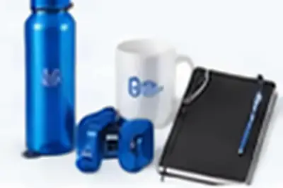 Bouteille bleue, mug blanc, carnet noir et accessoires personnalisés ISC