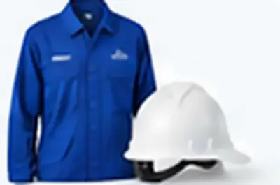 Veste de travail bleue et casque de chantier blanc
